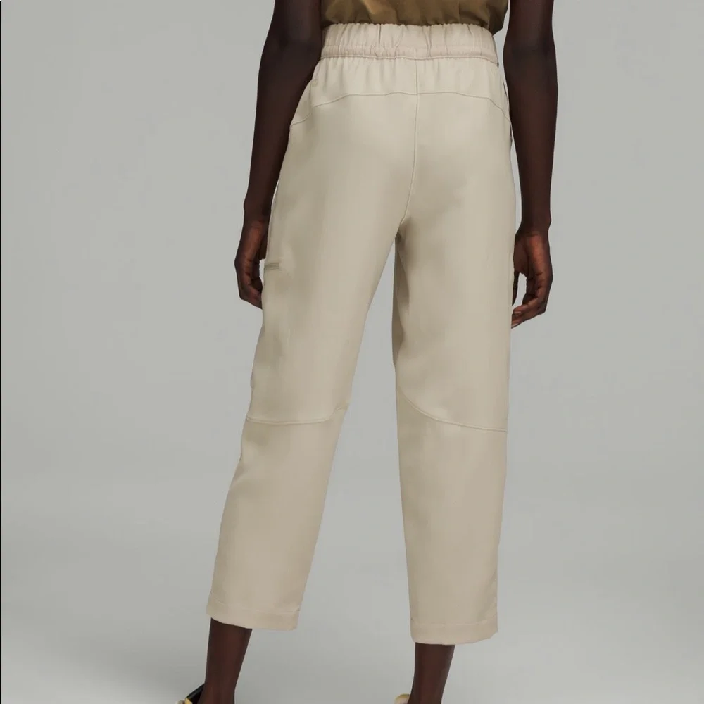 ❗️ISO❗️Lululemon Relaxed Mid-Rise Cargo Crop in Raw Linen - Size 4 - NWT / NWOT - Picture 5 of 6